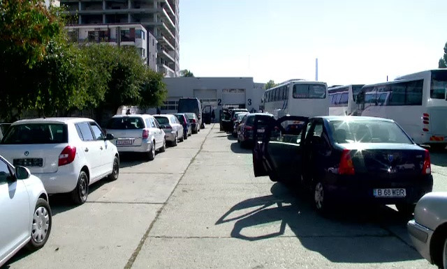 Aglomerație la Registrul Auto. Șoferii cu mașini aduse din străinătate se tem de un nou impozit