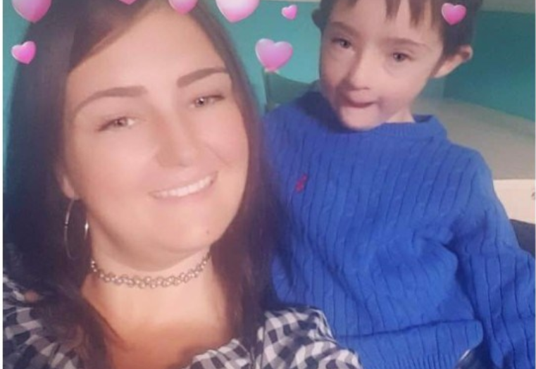 Momentul emoționant, când un copil cu sindrom Down își bucură mama bolnavă