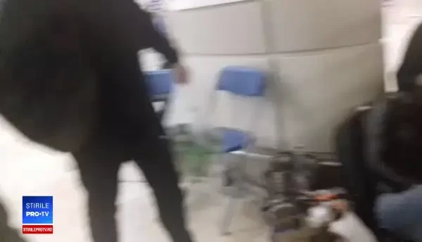 150 de români blocaţi de uraganul Ophelia pe aeroportul din Liverpool