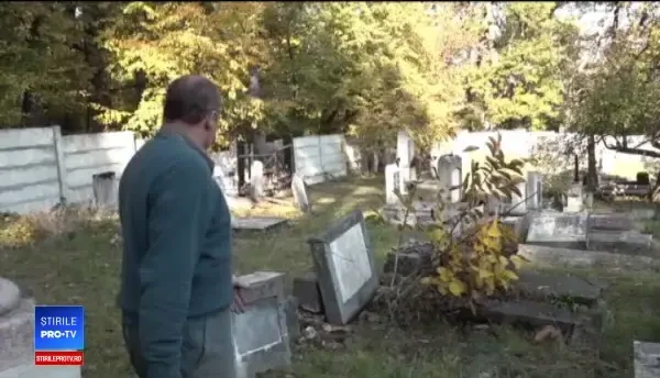 Cimitir vandalizat de către mai mulţi tineri.