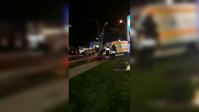 Medic şi asistentă, răniţi, în Timiș, după ce ambulanţa în care se aflau a fost implicată într-un accident