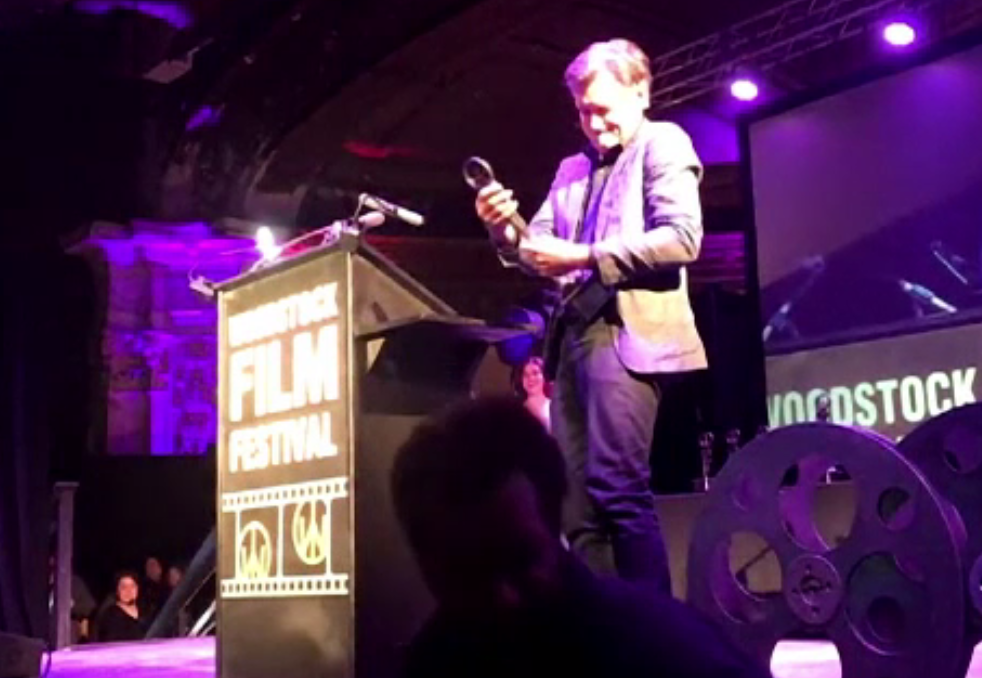 Actorul Bill Pullman și-a distrus trofeul pe care tocmai îl primise