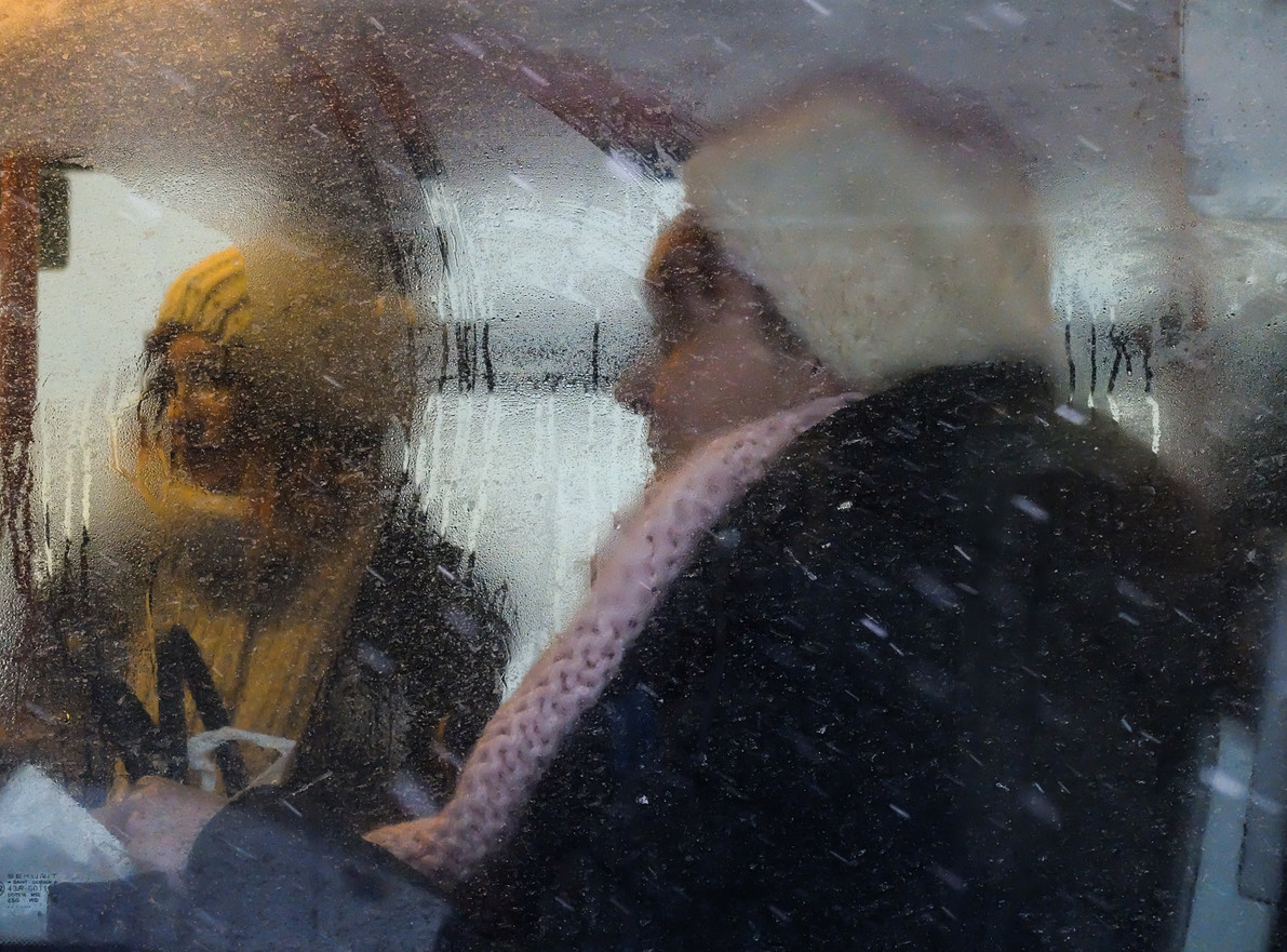 Medicii britanici ne recomandă să NU le cedăm locul în tramvai pensionarilor