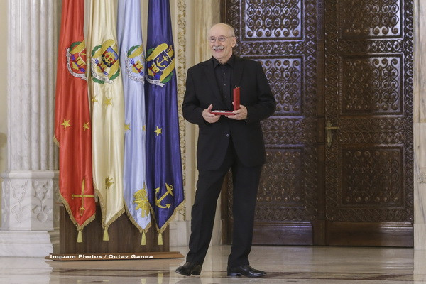 Actorul Victor Rebengiuc a fost decorat de Klaus Iohannis cu Ordinul Steaua României. VIDEO