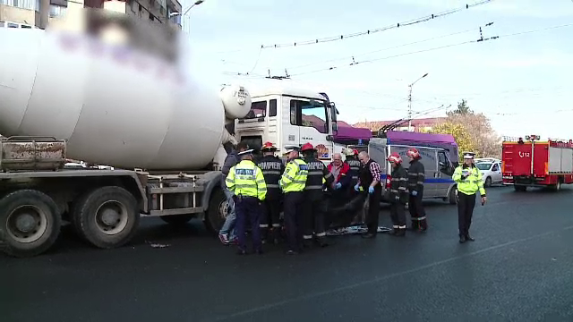 Bărbat izbit de o betonieră, în timp ce trecea strada pe culoarea roșie