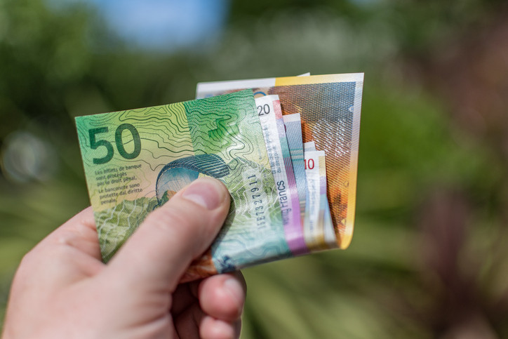 Protecţia Consumatorului controlează băncile care au dat credite în CHF