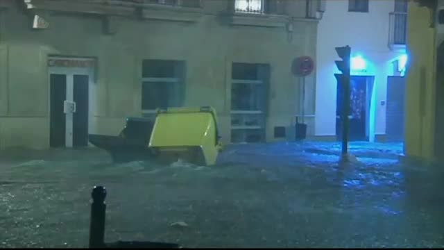 Inundaţii uriaşe în Spania. Apa a luat maşinile de pe stradă