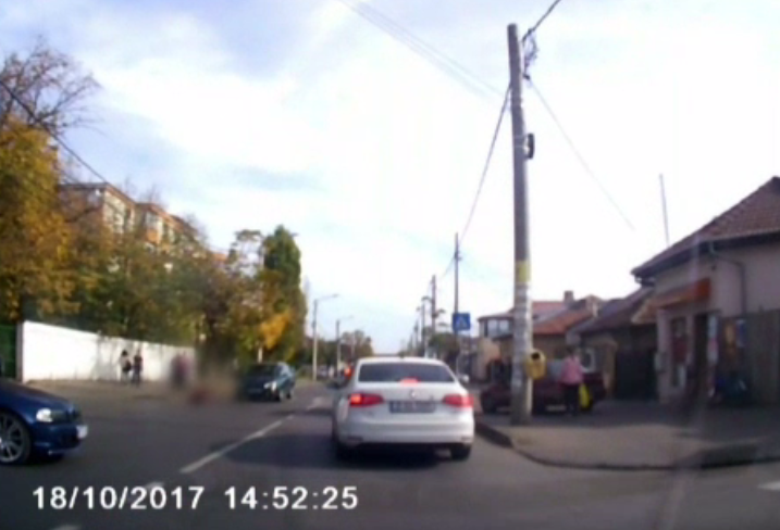 Adolescentă de 16 ani, lovită de o mașină pe trecere. Fata asculta muzică la căști