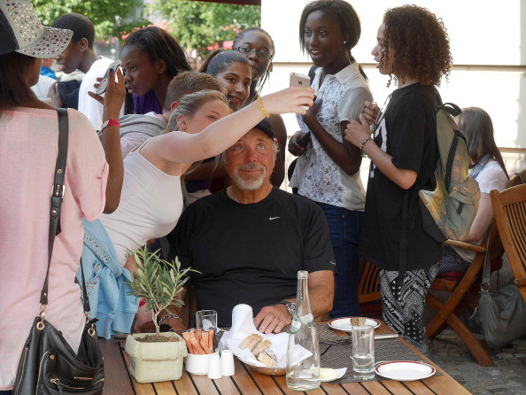 Tom Jones, despre hărțuirea sexuală: Ce se încearcă la femei se încearcă și la bărbați