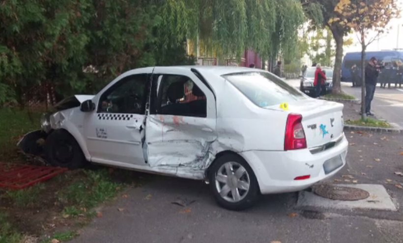 Doi băieți de 6 și 9 ani, răniți după ce părinții lor au făcut accident cu mașinile