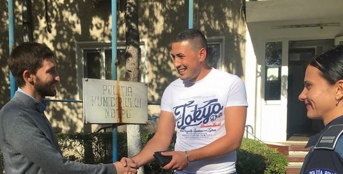 Un tânăr a găsit pe stradă portofelul unui preot. Ce sumă se afla în el