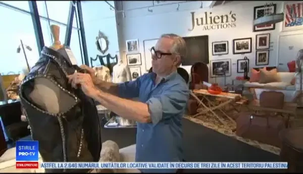 Tommy Hilfiger vine o pereche de blugi purtați de Marilyn Monroe