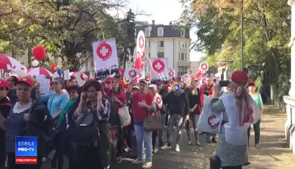 8.000 de angajați din Sănătate protestează în Piața George Enescu față de salarizarea din sistem