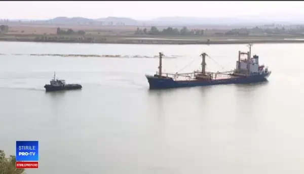 Navă străină cu 15 marinari la bord, eșuată într-un banc de nisip pe Dunăre