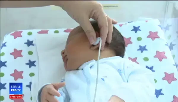 Programul care le poate oferi șansa la o viață normală bebelușilor cu probleme de auz, ignorat de autorități