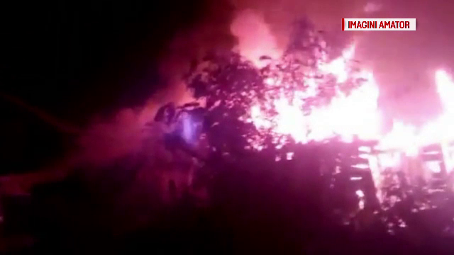 Groapa de gunoi de la Pata Rât s-a aprins din nou: 10 familii au fost evacuate