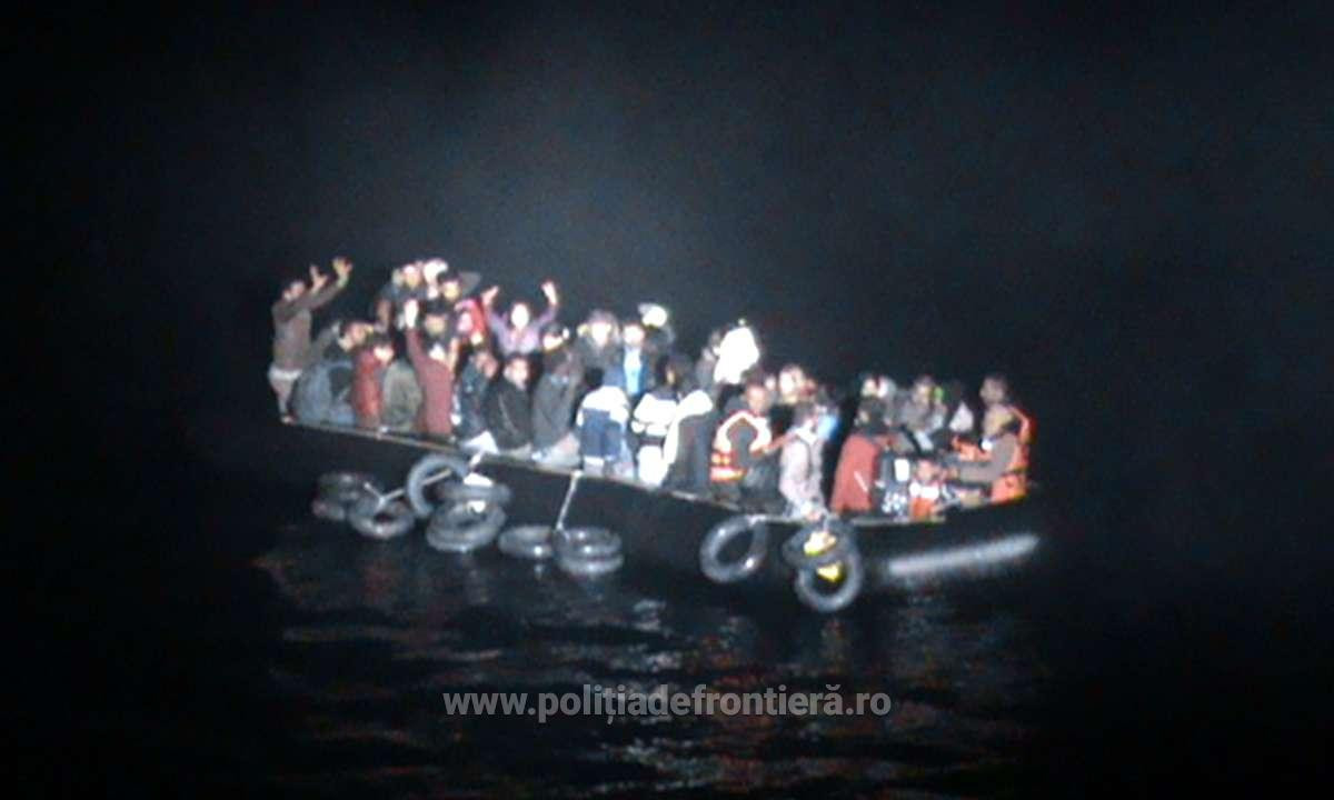 60 de refugiați, aflați pe o barcă gonflabilă, salvați de polițiștii români