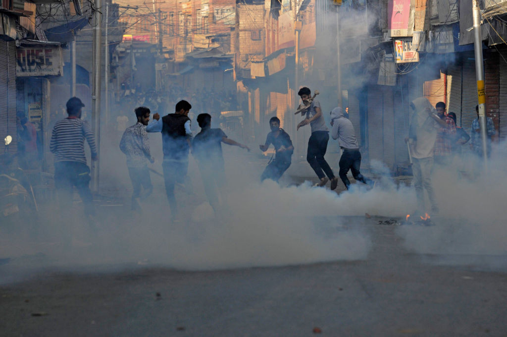 Peste 200 de femei din Cașmir, atacate de bărbați neidentificați. Agresorii le taie părul