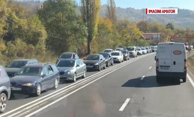 Cozi uriașe de mașini, sâmbătă, pe Valea Prahovei