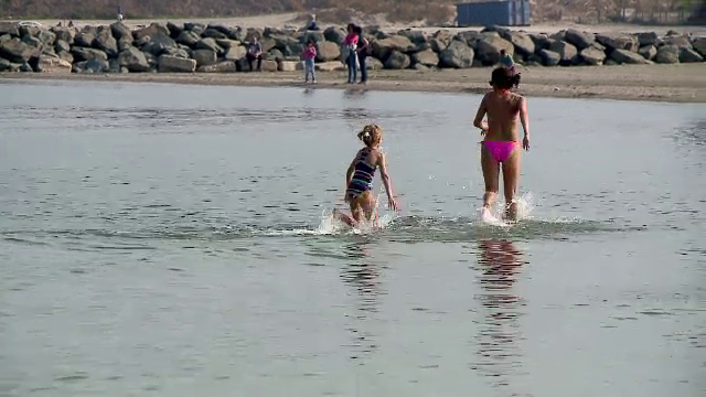 Zi de plajă la mijlocul lunii octombrie. Apa mării a avut 18 grade C