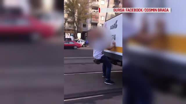 Copil, filmat în timp ce călătorea pe tamponul unui tramvai din Capitală