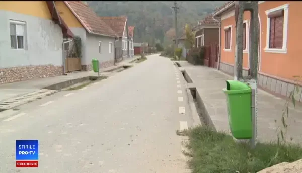 Primarul unei comune a dat bugetul pe 3 ani pe coșuri de gunoi cumpărate fără licitație