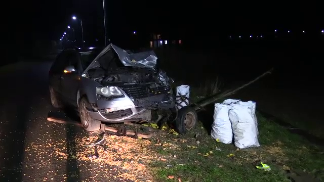 O căruță a fost spulberată de o mașină. Șoferul a fugit de la locul accidentului