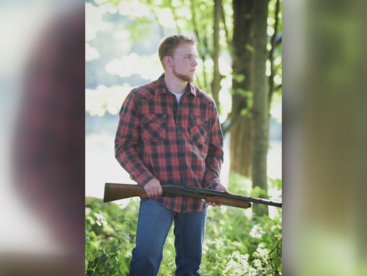 Un elev din SUA, scos din poza de absolvire pentru că nu renunţa la puşcă