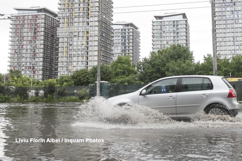 Meteorologii au actualizat avertizările de ploi şi vânt puternic. Capitala şi 14 judeţe sunt sub coduri galben şi portocaliu