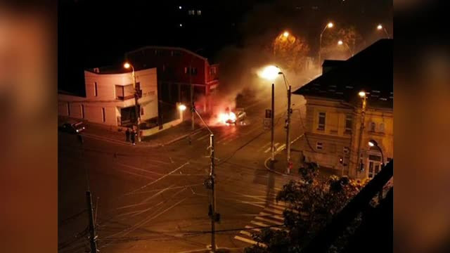 O mașină a luat foc în timp ce aștepta la semafor, în Galați. Paguba: 20.000 de lei