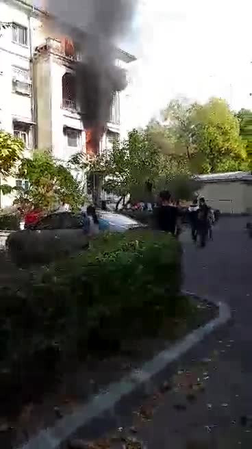 Bloc cuprins de flăcări în Craiova: 30 de persoane, evacuate