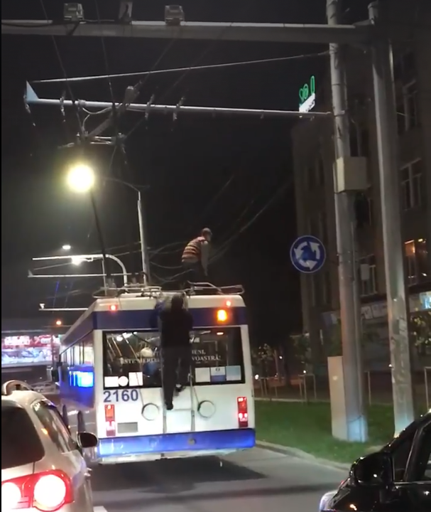 Gest periculos al unor copii din Republica Moldova. Au urcat pe acoperișul unui troleibuz care se afla în trafic