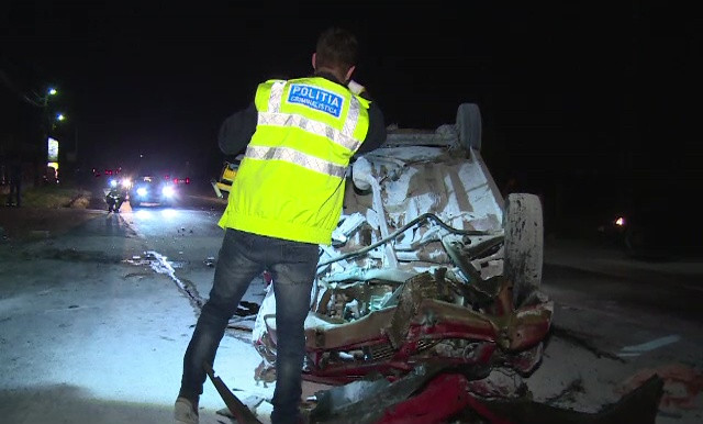 O mașină a luat foc, după ce s-a răsturnat. Șoferul, sub influența alcoolului