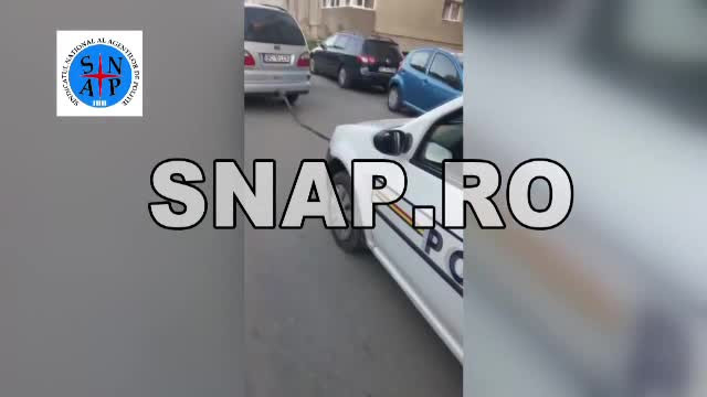 Un poliţist din Moineşti a mers în misiune cu maşina tractată, fiindcă i s-a stricat pe drum