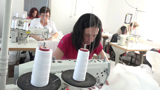 Românii se întorc la croitorese și cizmari. ”Am clienți foști miniștri de tot felul”