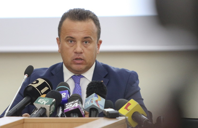 Ministrul Pop anunţă "competiţie de manuale şcolare", toate la aceeaşi editură