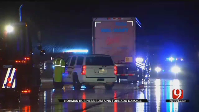 Un șofer și pasagerul său au fost surprinși de o tornadă, în SUA