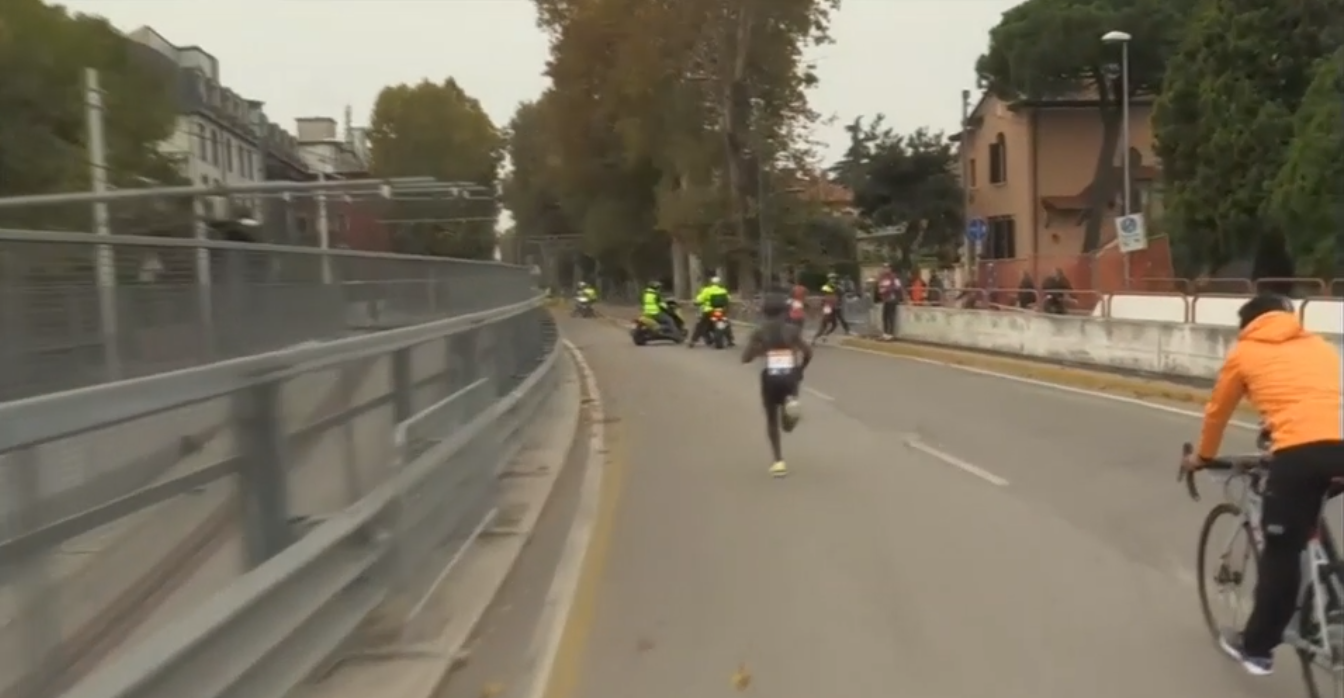 Un bărbat a câștigat maratonul de la Veneția, după ce favoriții au greșit drumul