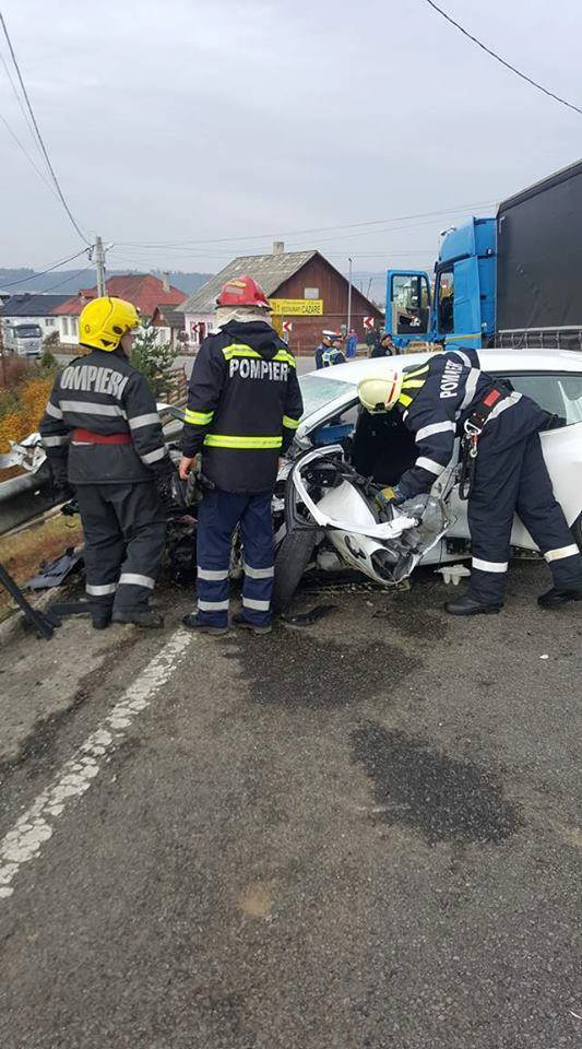 Accident pe DN 17: Șofer rănit, după ce a pătruns pe contrasens și a izbit un TIR