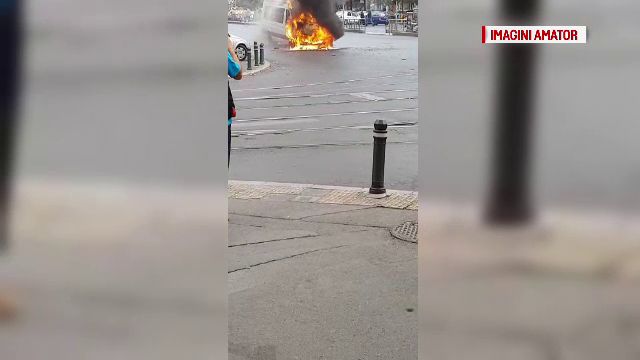 Un microbuz a luat foc în trafic, luni după-amiază, în Capitală