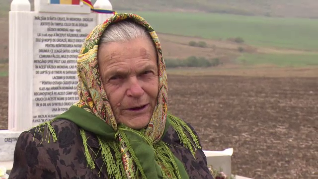 Gestul impresionant făcut de o bătrână din Vaslui. Cu banii din pensie, a ridicat un monument