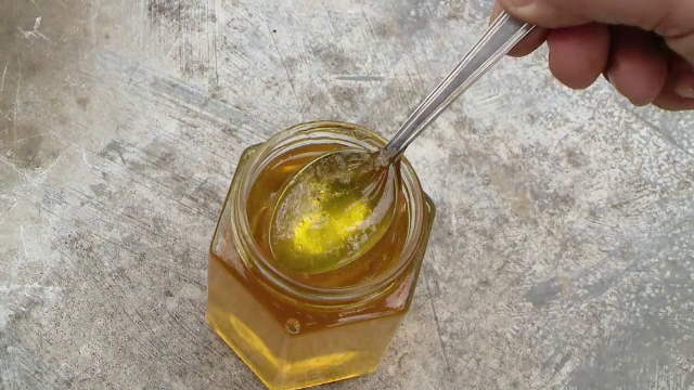 Un borcan de miere pe lună pentru copiii de la grădiniţă şi şcoala primară. Nutriţioniştii atenţionează