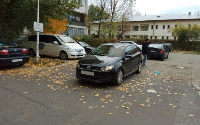 A parcat mașina la întâmplare și a doua zi a găsit un ”cadou” în parbriz: ”Un om normal nu face asta”