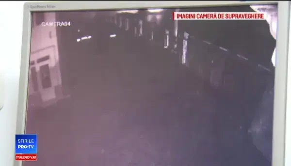 O mașină a luat foc, după ce s-a răsturnat. Șoferul, sub influența alcoolului