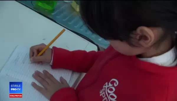 Povestea dureroasă a unei familii din Bacău: şase suflete trăiesc într-o cameră de 8 metri pătraţi