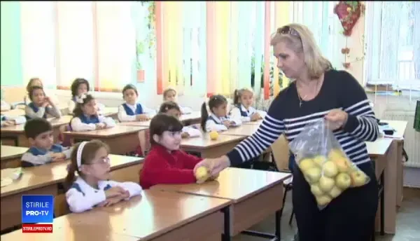Un borcan de miere pe lună pentru copiii de la grădiniţă şi şcoala primară. Nutriţioniştii atenţionează