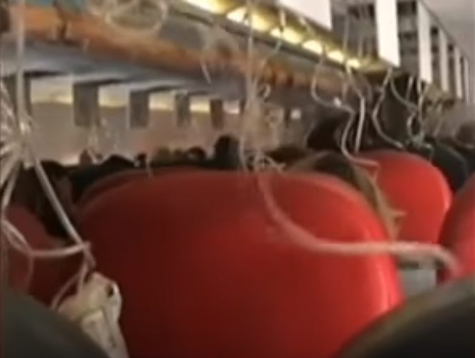 Un avocat și-a cerut iubita în căsătorie, în timp ce avionul era în picaj