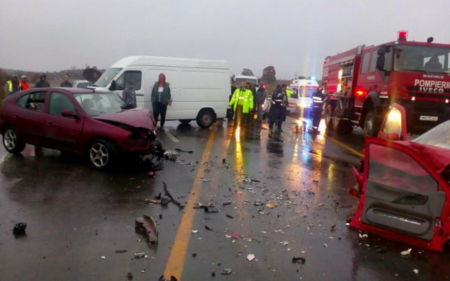 Accident rutier pe DN 7: două maşini s-au ciocnit frontal. Una dintre victime a rămas încarcerată