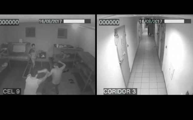 Momentul în care un deţinut e omorât în bătaie de colegii de celulă. Poliţiştii asistă, dar nu intervin. VIDEO
