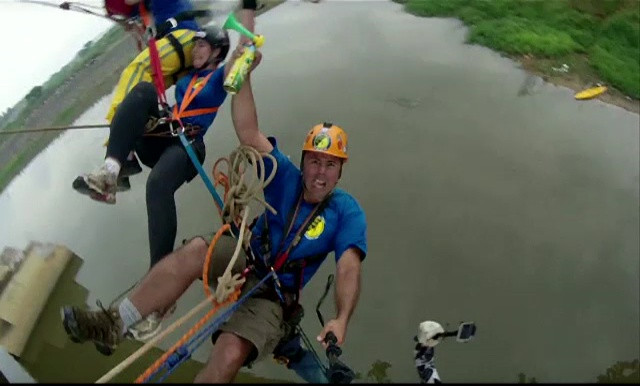 Record mondial la bungee jumping, în Brazilia